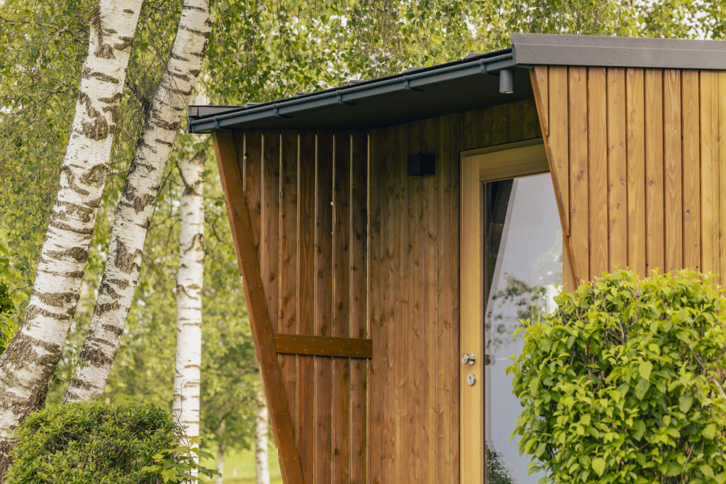 Eingang des Lillecamp - Caravans mit Dachüberstand und Außenleuchte